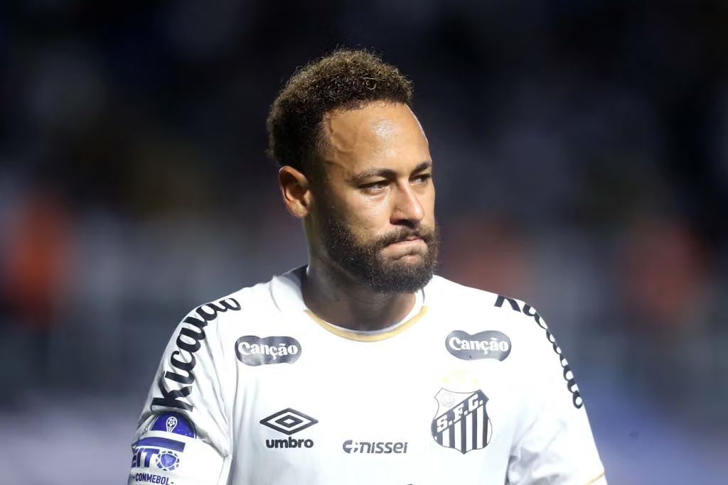 Neymar es suspendido dos partidos por taparse la boca e intentar 4gredir a un rival que insultó