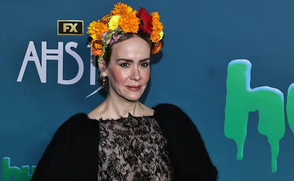 Sarah Paulson, fascinada con el Día de Muertos; la actriz de «American Horror Story» luce flores de cempasúchil