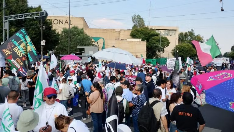 Vuelven a marchar empleados del IMSS