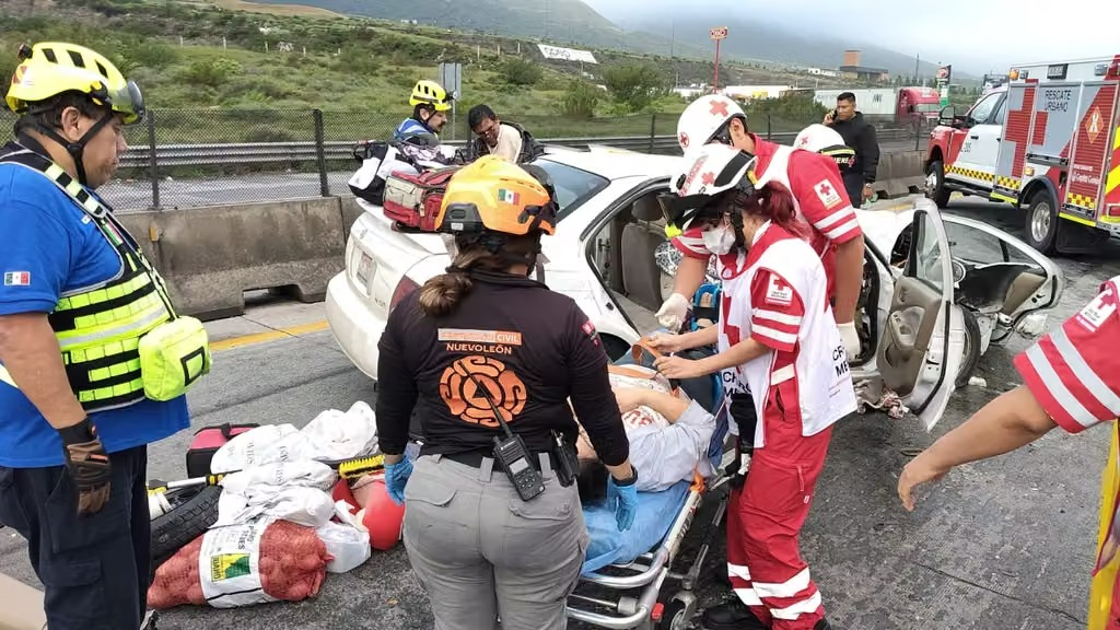 Queda prensado en auto tras choque en Autopista a Saltillo