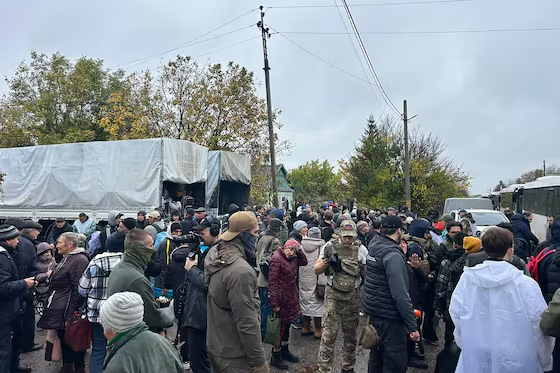 Habitantes de Oleshky llegan a Bielorrusia; Ucrania y Rusia logran tregua para evacuar a civiles de ciudad devastada por la guerra
