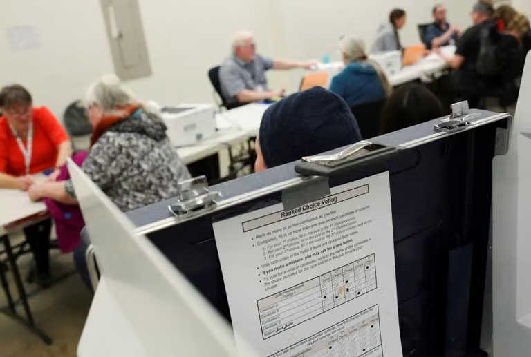 Alaska pide a juez federal desestimar la demanda del gobierno de Trump para anular boletas