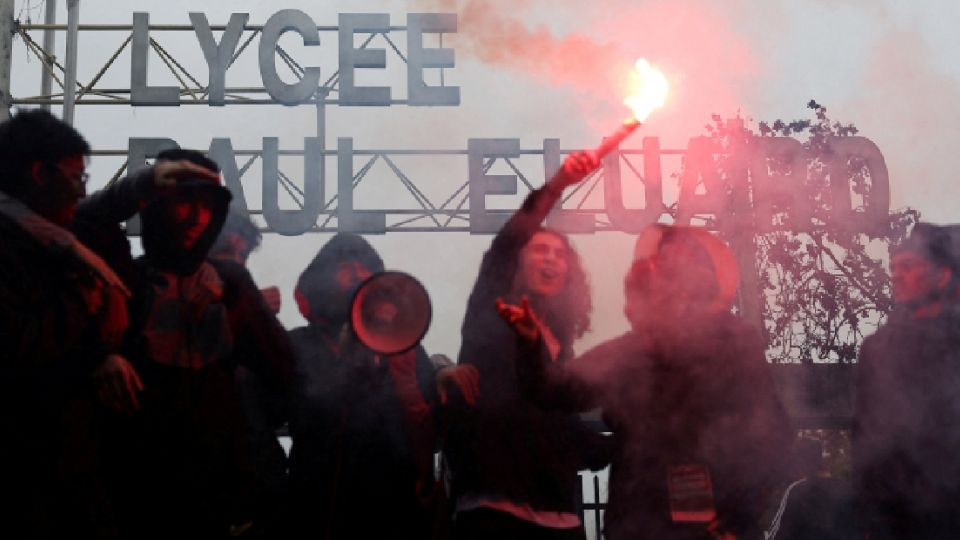 Detienen a dos personas por el linch4miento de un policía durante protestas estudiantiles en Francia