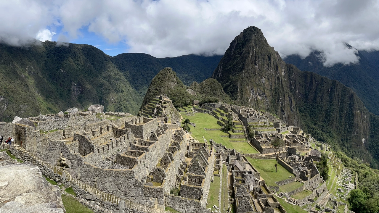 Extinguen incendio que amenazaba principal acceso a Machu Picchu; deja un muert*
