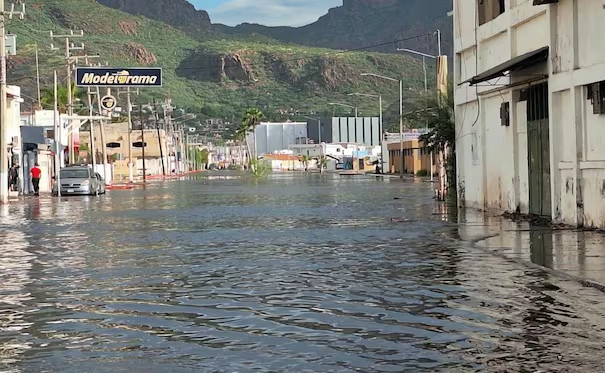 Marea alta inunda calles y viviendas en Guaymas y Empalme en Sonora; autoridades realizan cierres preventivos