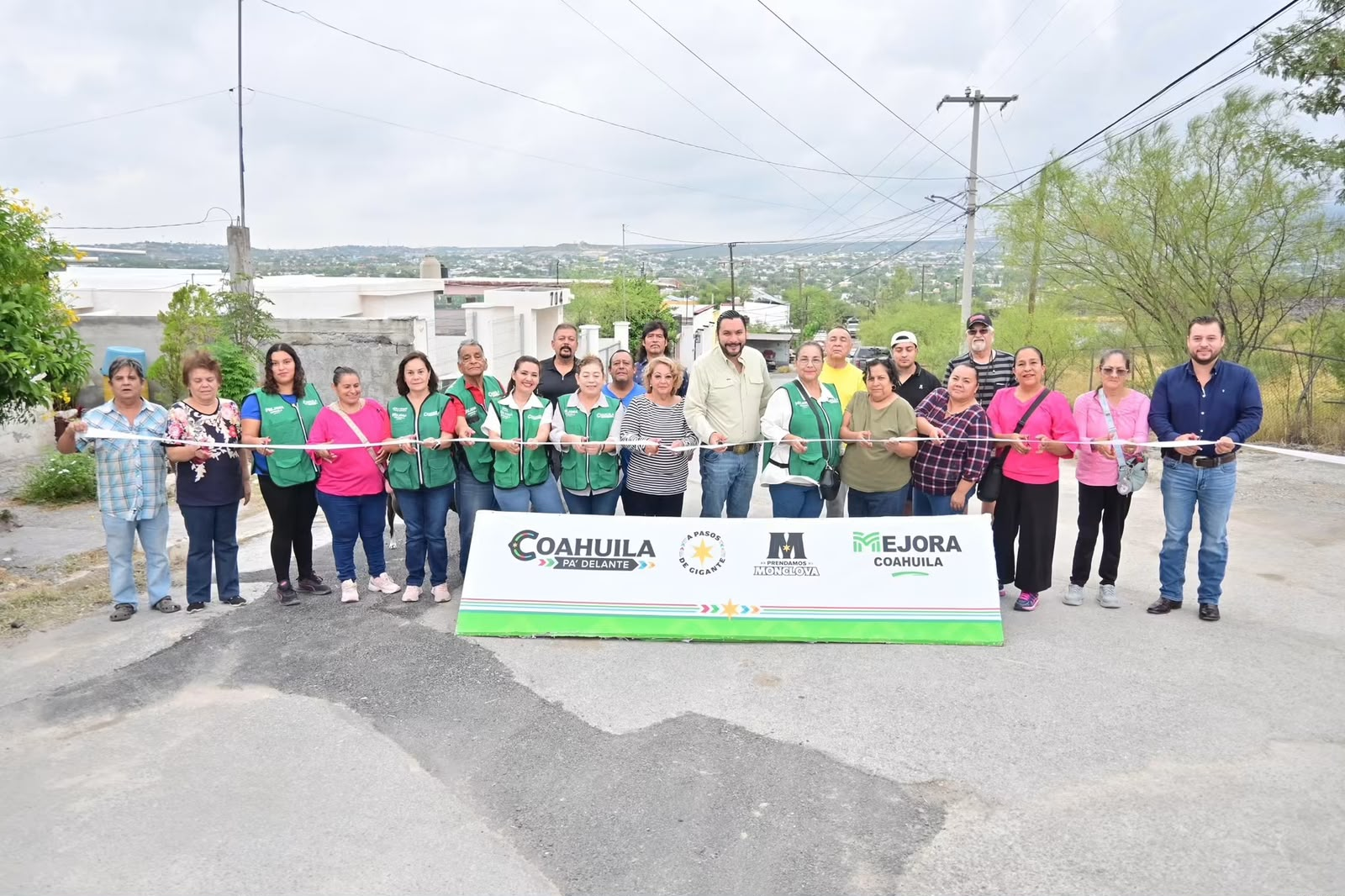 Carlos Villarreal arranca y supervisa obras en distintos sectores de Monclova