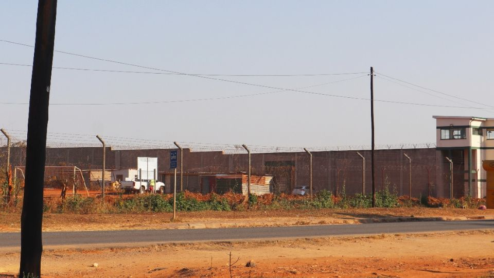 Liberan a migrante que estuvo más de un año en prisión en África tras ser deportado de EU