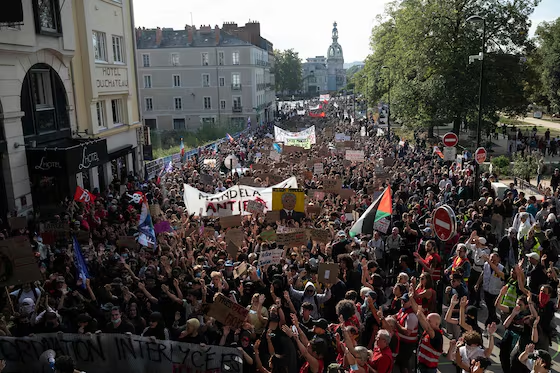 Protestas estudiantiles acorralan a Macron en Francia; decenas de miles toman las calles
