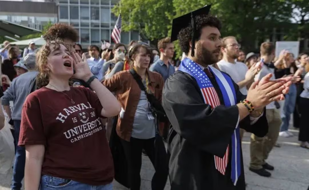 EU propone cobrar hasta 70 mil dólares a universidades por estudiantes extranjeros; busca endurecer medidas migratorias