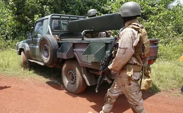 Milicianos del Estado Islámico atacan base militar en Nigeria; reportan al menos 10 soldados muert*s