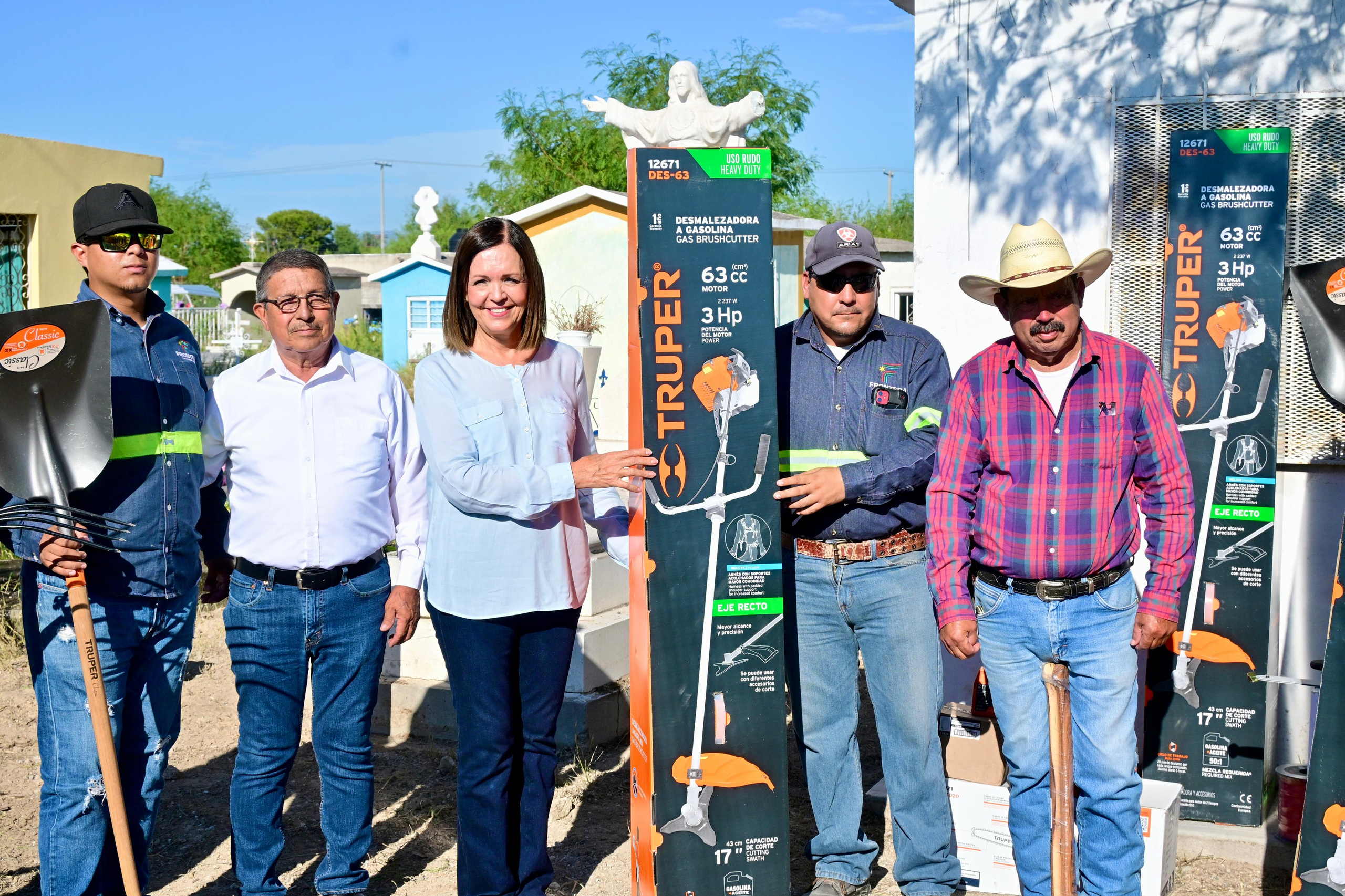 Sari entrega herramientas a trabajadores del panteón municipal