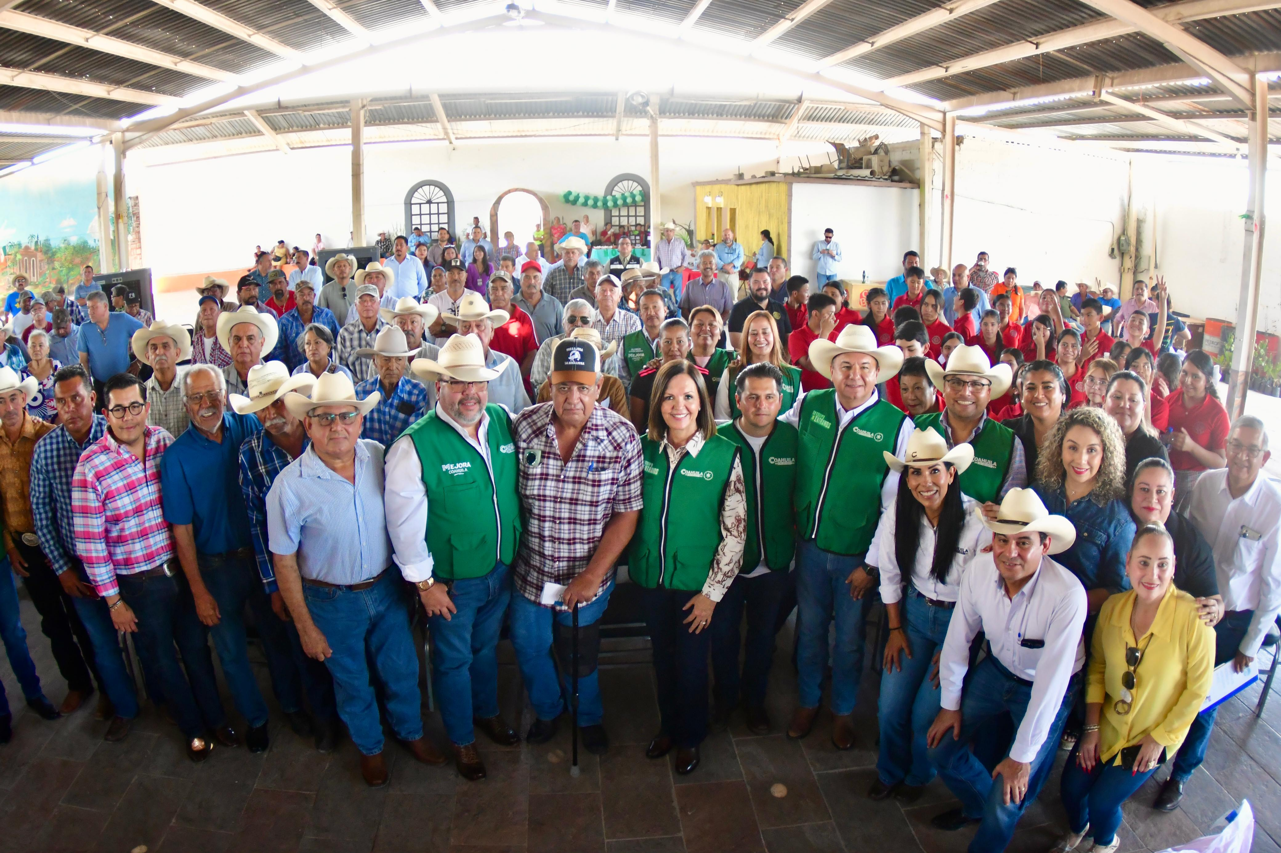 Sari y Manolo impulsan apoyos para todos los ejidos de Frontera