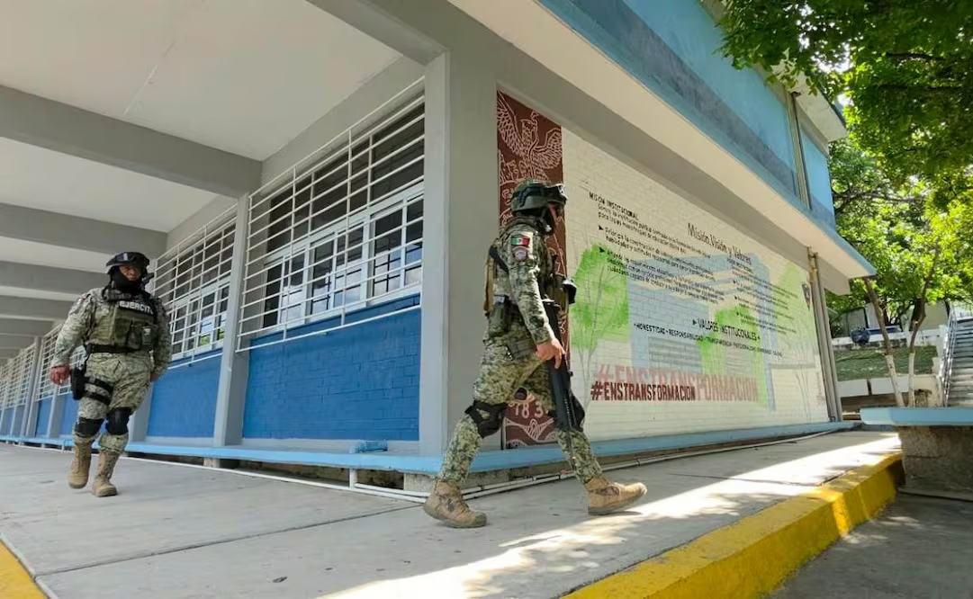 Desalojan escuela Normal de Sinaloa por mensajes con amenaza de muert* a 2 alumnas; policías y militares revisan el plantel
