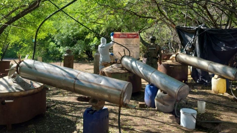 Inhabilitan laboratorio clandestino en Sinaloa y aseguran 150 litros de precursores químicos