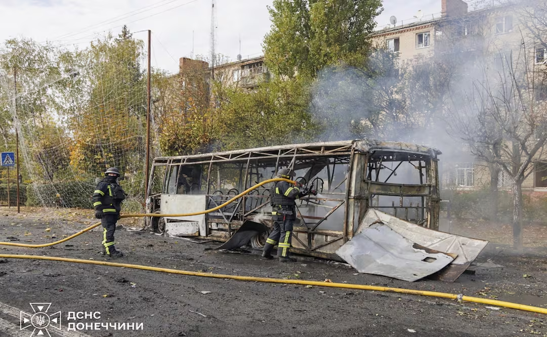 Bombardeo ruso contra autobuses en Ucrania deja 30 muert*s; Moscú «viola toda regla de guerra», acusan autoridades