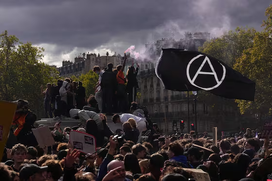 Policías lanzan gases lacrimógenos contra estudiantes atrincherados en Francia; jóvenes toman la Bastilla y las protestas siguen