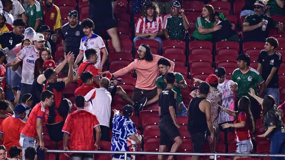 Aficionados de México y Chile protagonizan brutal pelea en Los Ángeles: seleccionados intervienen para detenerla