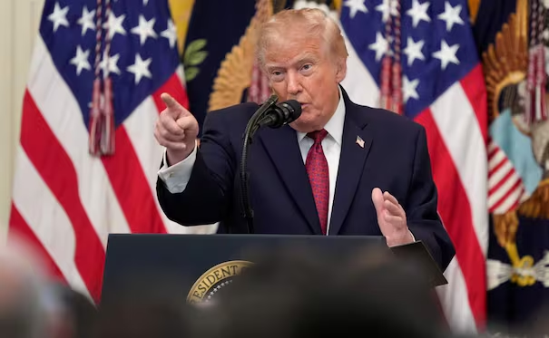 Trump culpa a las «fake news» por polémica sobre la destrucción de Los Ángeles; «hablaba del alza temporal de la gasolina», dice
