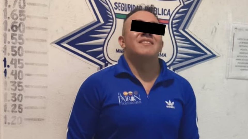 Indigna en redes la imagen del luchador Hijo de Fishman con gesto de burla al ser detenido tras la muert* de réferi de 75 años