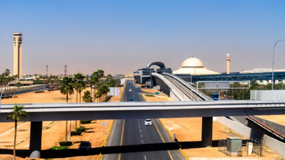 Reportan explosión y varios heridos en aeropuerto en Arabia Saudita; aerolíneas cancelan vuelos