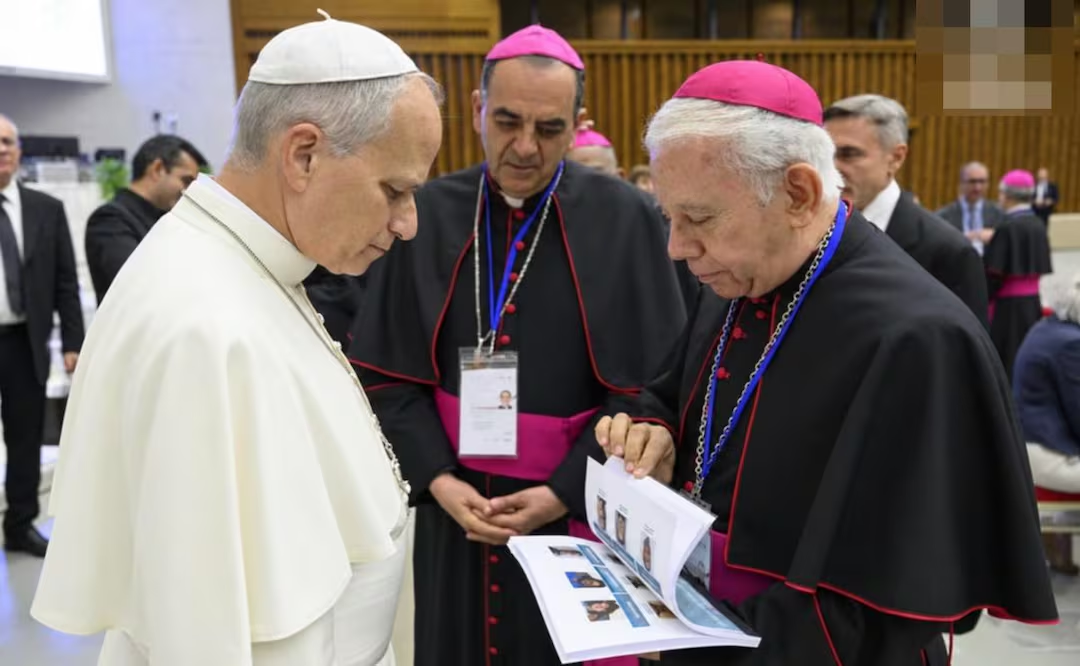 Episcopado entrega al Papa León XIV un libro con fotos de 132 mil desaparecidos en México; pide justicia