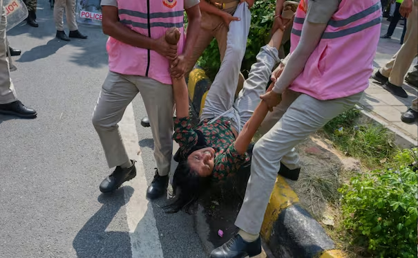 India reprime protestas juveniles mientras crece indignación contra el gobierno; detienen a líderes del movimiento “Cucaracha”