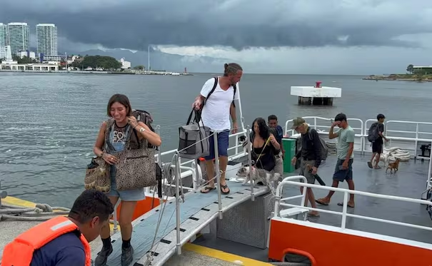 Elementos de la Marina evacúan a 76 personas de Quimixto y Yelapa ante la llegada del huracán Simón; «nadie se queda atrás»