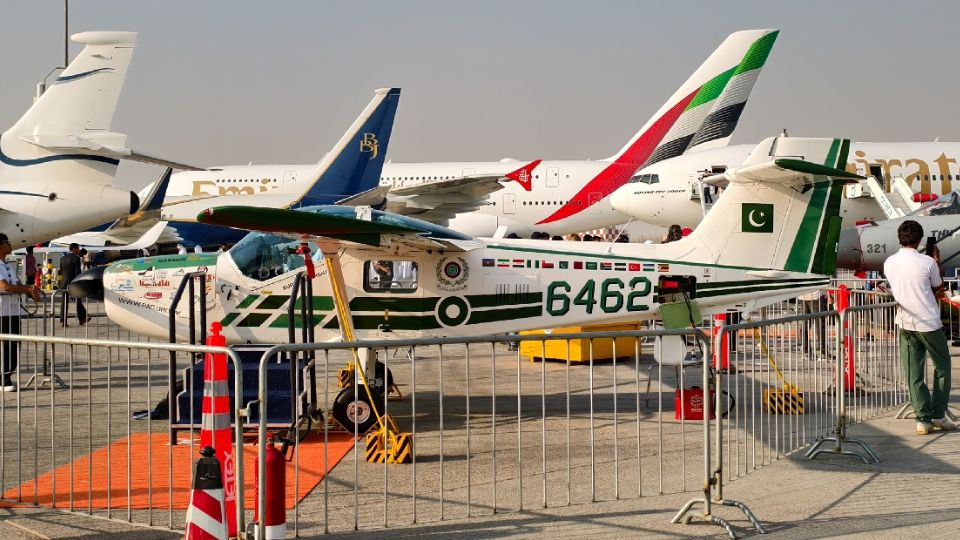 Desplome de un avión de entrenamiento militar ocasiona la muert* de sus dos pilotos en Pakistán