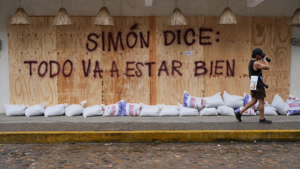 «Simón» baja a huracán categoría 2, pero se mantienen las amenazas de lluvias y oleaje alto en el Pacífico