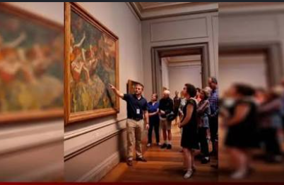 Un hombre se aburre en un museo y decide hacerse pasar por guía y termina detenido por inventarse historias de los cuadros: “La gente está muy mal”