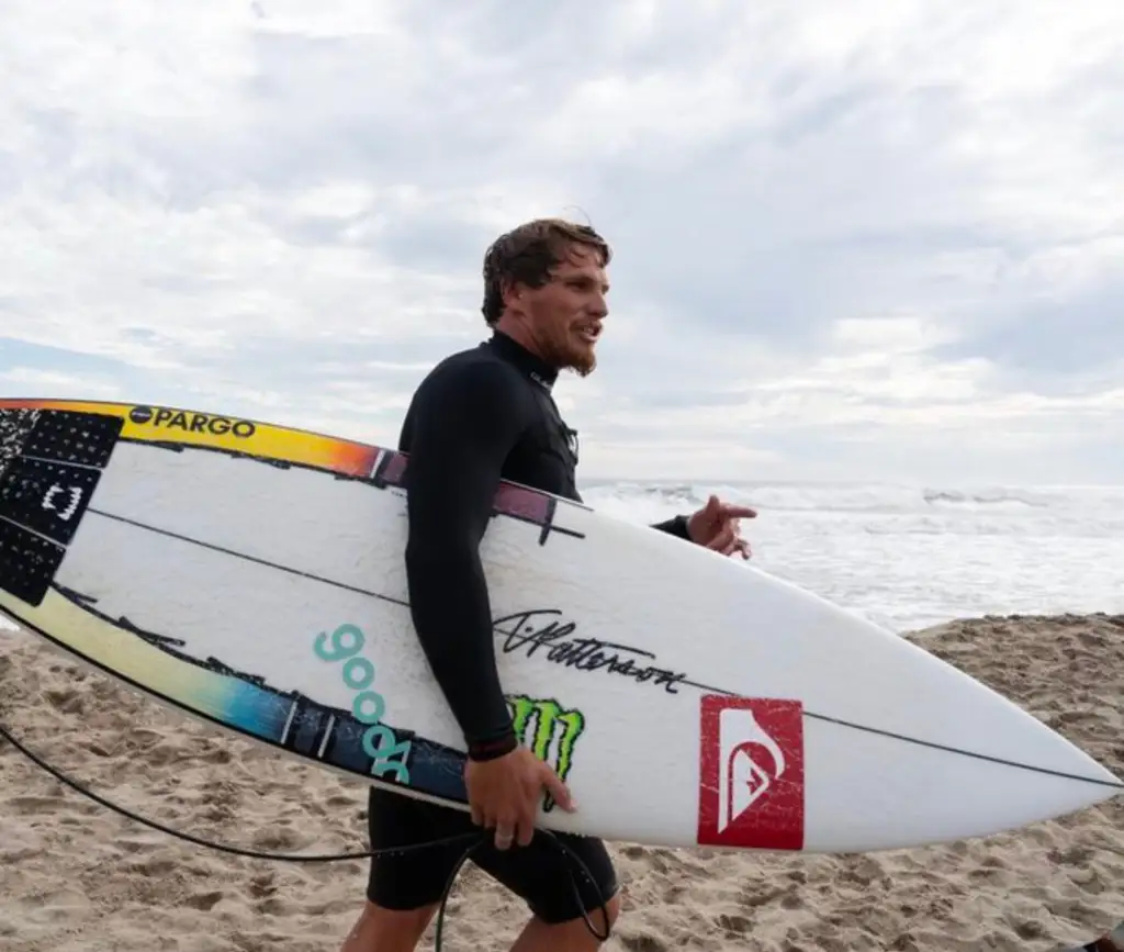 Surfista mexicano Alan Cleland es suspendido tras acusación de agresión sexu4l