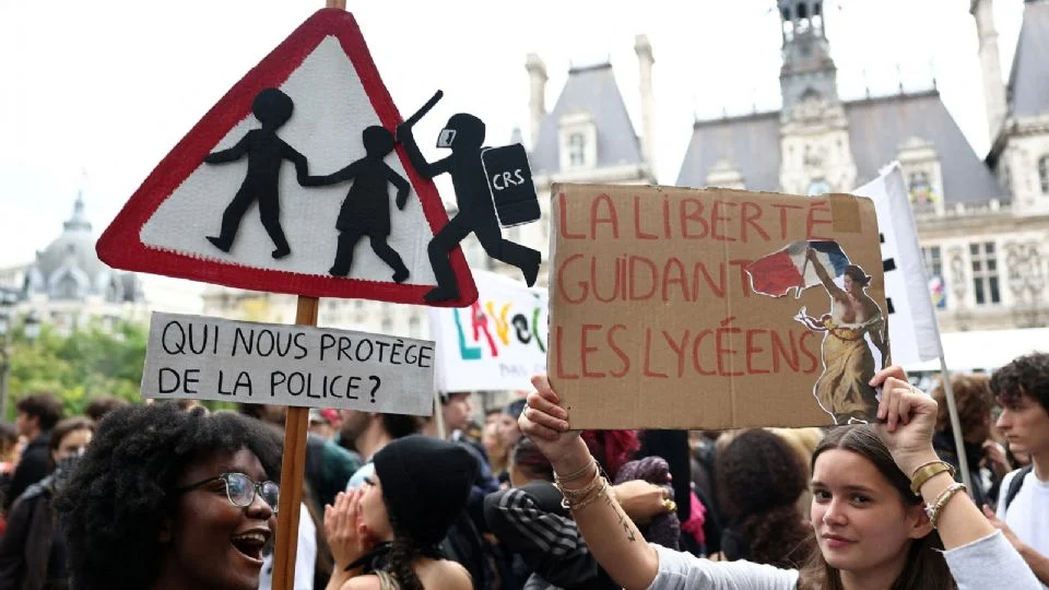 Estudiantes en Francia mantienen protestas por tercera semana; siguen cerrados cerca de 200 institutos
