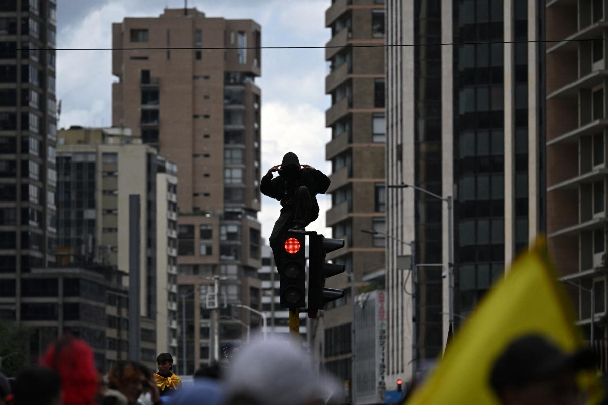 Miles de colombianos protestan contra las políticas del gobierno de Abelardo de la Espriella