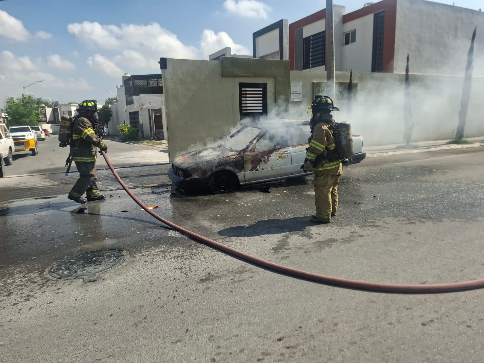 SE INCENDIA VEHÍCULO EN RAMOS ARIZPE; EL FUEGO LO CONSUME CASI POR COMPLETO