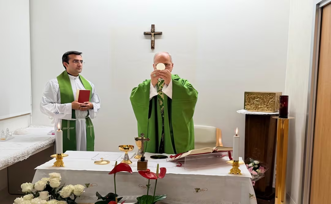 El Papa muestra «mejoría constante» y recupera autonomía, reporta el Vaticano; publica primeras imágenes de León XIV tras operación