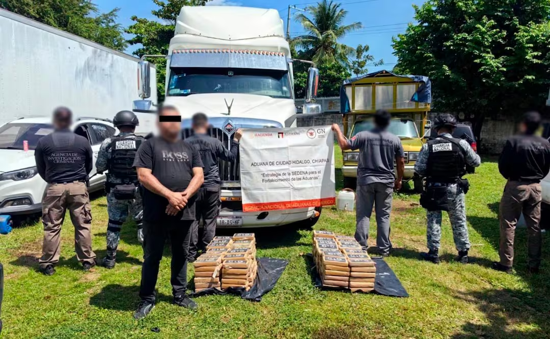 Aseguran 171 kilos de cocaína oculta en tanques de combustible de un tractocamión en Chiapas; hay un detenido