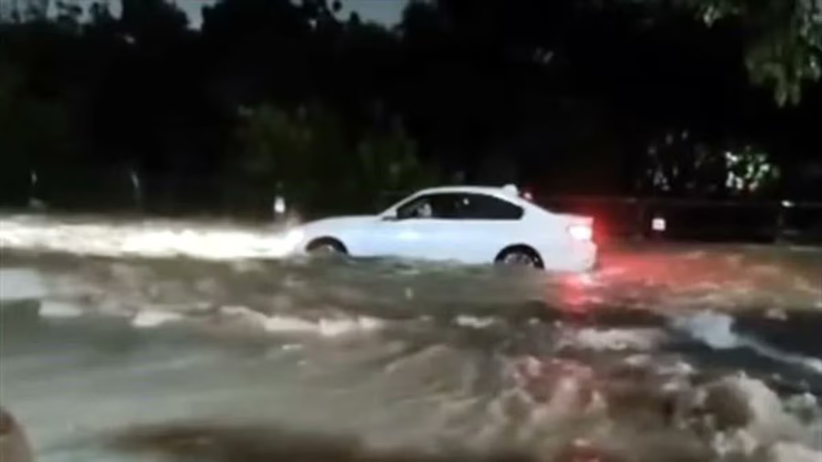 Lluvias inundan calles y avenidas en Nuevo León: Hay una persona atr4pada y autos varados