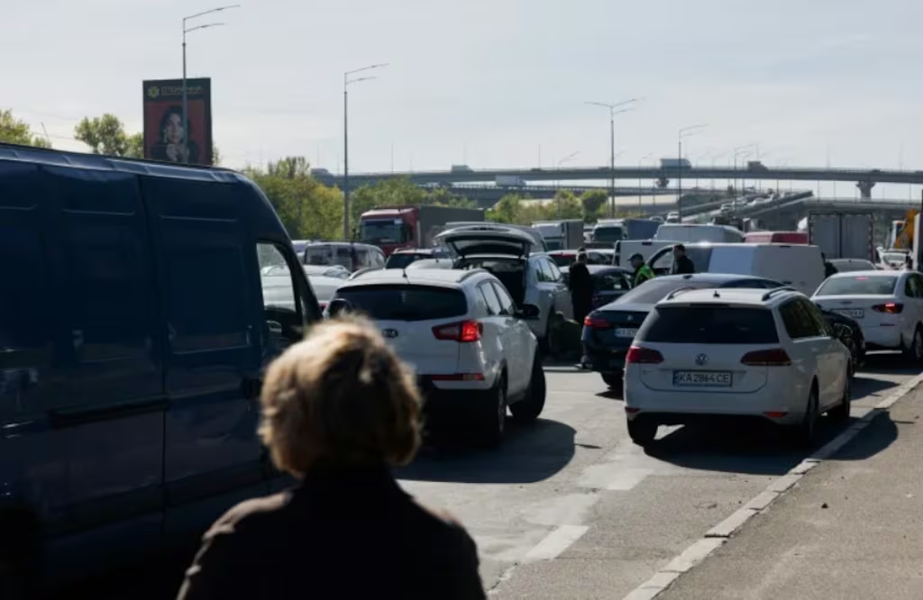 Ejército de Rusia ataca de nuevo uno de los puentes principales de Kiev; la ciudad de Járkov también fue objetivo ruso