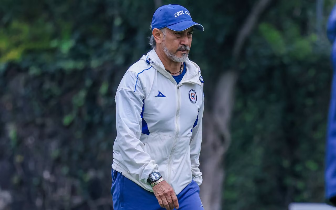 Destituyen a Raúl Gutiérrez, entrenador de Cruz Azul Femenil, por asistir a festejo del América
