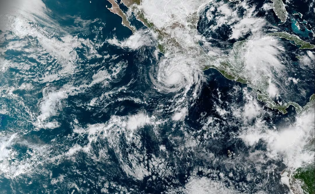 Huracán Trudy avanza hacia Jalisco y Colima; pronostican lluvias torrenciales, fuerte oleaje y mayor fuerza