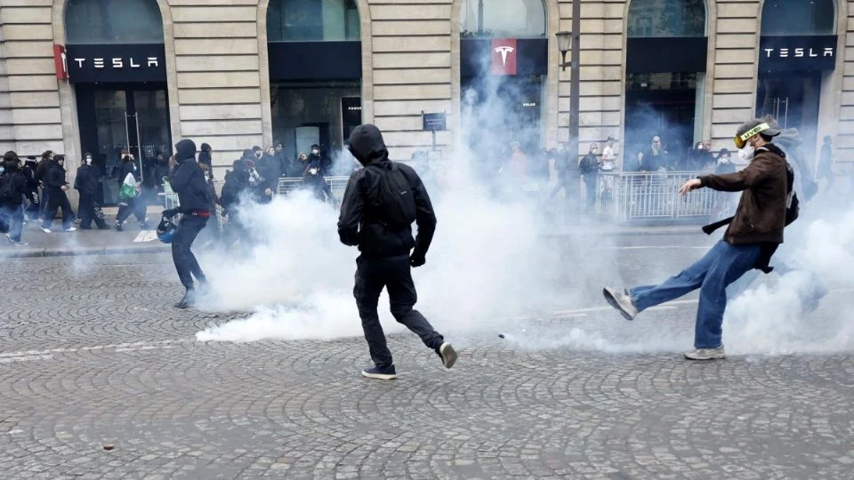 Macron promete castigos para responsables de destrozos y saqueos durante protestas en Francia