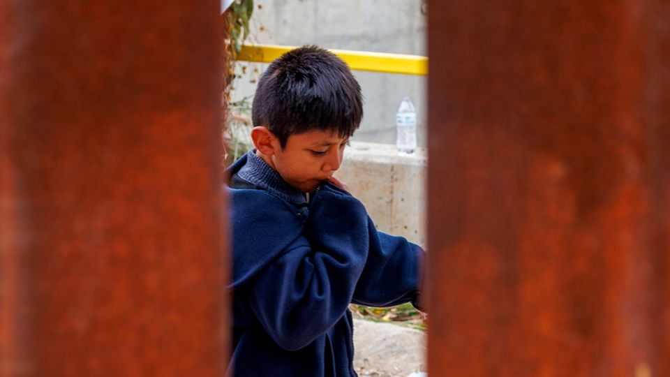 Recortes de Trump dejan a miles de niñ0s migrantes sin representación legal en EU