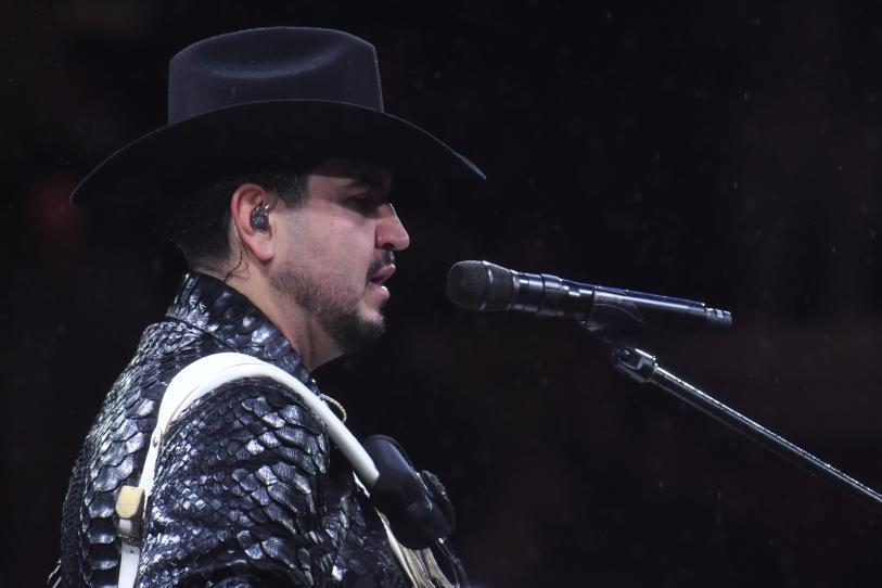 Ni la lluvia lo detuvo: Edén Muñoz canta 40 canciones en la Plaza México