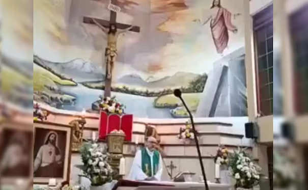 Sacerdote fallecio durante misa en Ecuador; una cruz de madera le cae encima