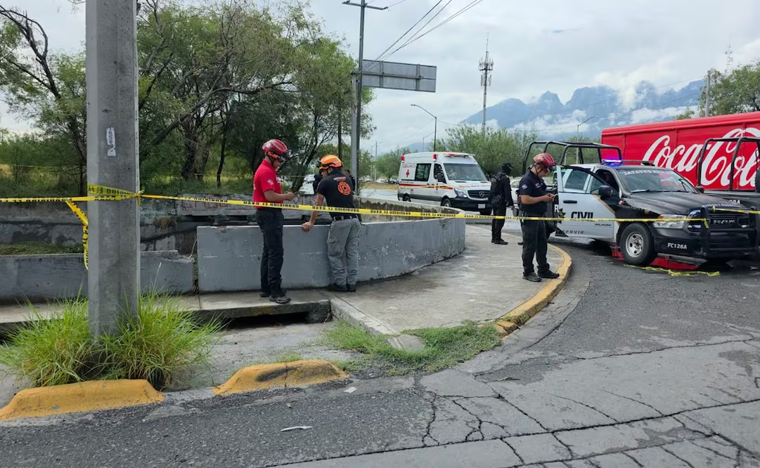 Localizan cu3rp0 de hombre en canalón en Monterrey; habría sido arrastr4do por la corriente