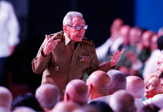 Juez emite orden de arresto a Raúl Castro por derribo de avionetas de EU; es acusado de conspiración con espías cubanos