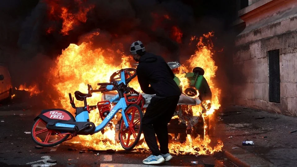 Ordenan toques de queda en cuatro ciudades de Francia tras jornada vi0lenta en protestas