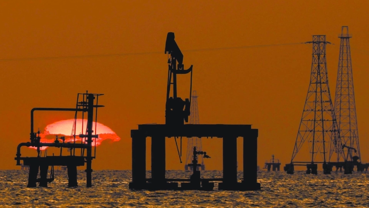 Petróleo cae desde máximo de cinco meses, con atención puesta en tránsito por estrecho de Ormuz