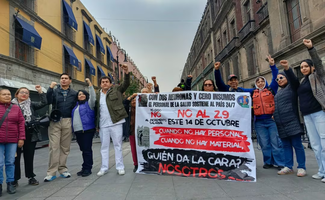 Trabajadores del IMSS entregan pliego petitorio en Palacio Nacional; piden reforma, presupuesto y más personal