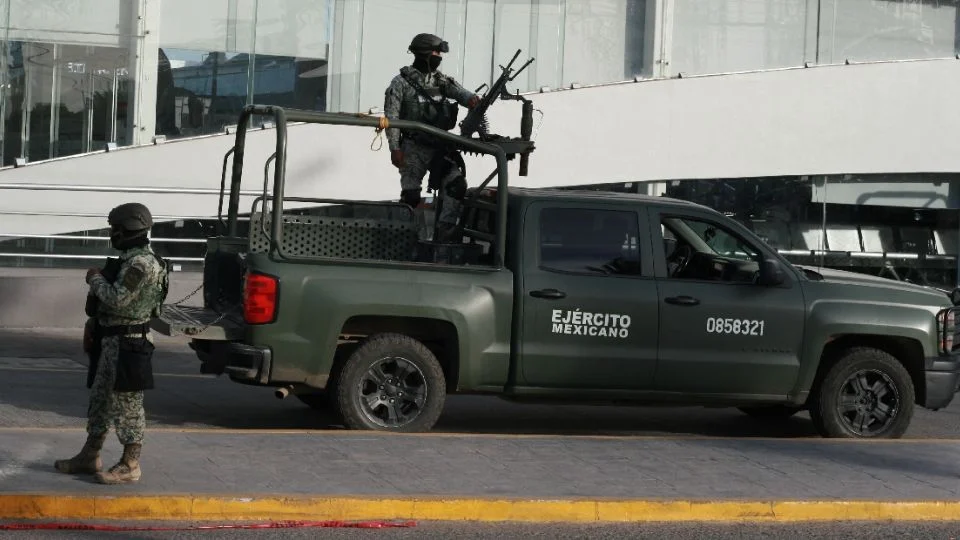 Decomisan más de mil 200 litros de precursores de met4nfetamin4 en Sinaloa